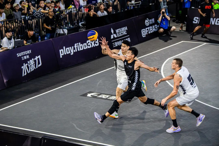 颜鹏（白衣左）一直在为中国三人篮球拼杀。