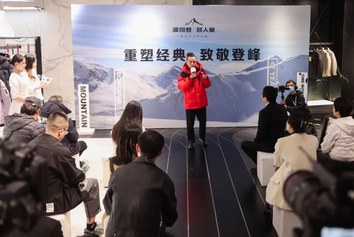 登顶珠峰的滑翔伞运动员木子