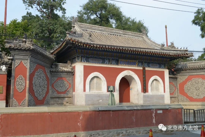 长河岸边的万寿寺（郭晓钟 摄）