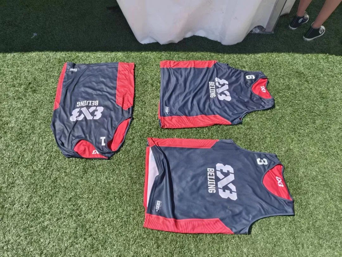 中国北京队球员把球衣摊在地上，任由阳光烘烤着湿透的球衣。