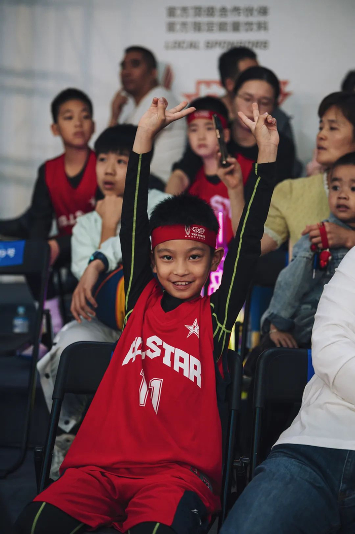 现场观看FIBA3×3世界巡回大师赛无锡站比赛的小球迷，他们是未来中国篮球的希望。