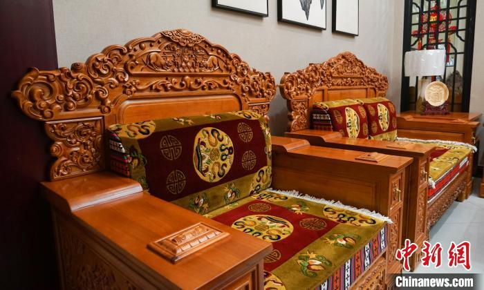 图为该中心展示的藏式木雕家具.