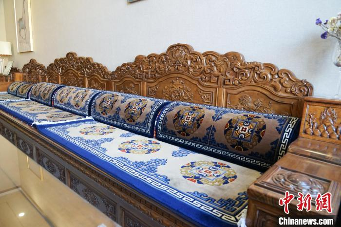 日前,记者探访青海省西宁市湟中区河湟木雕艺术中心,各类精美藏式家具
