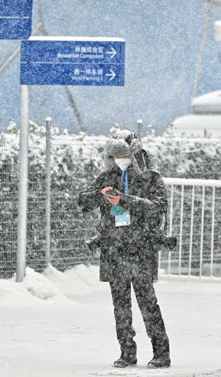 2022年，本报记者在大雪中的冬奥赛场用手机即时发稿。