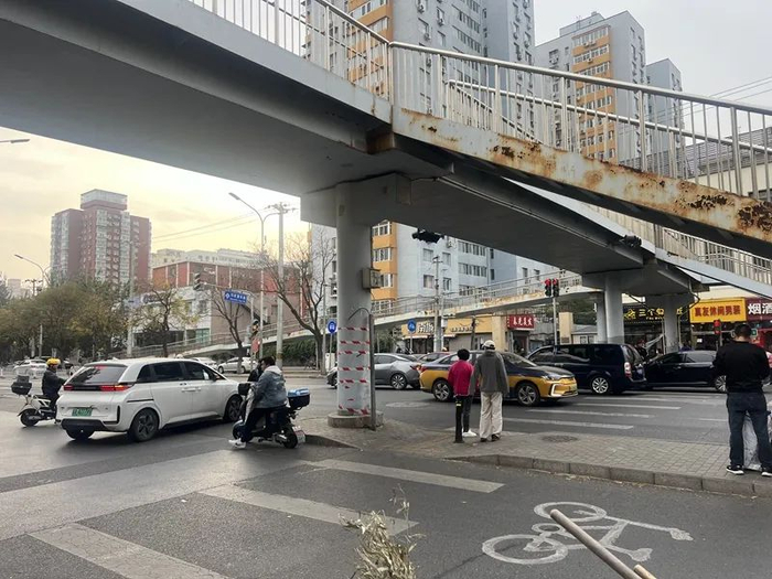 北京这些过街天桥的设计让市民直摇头