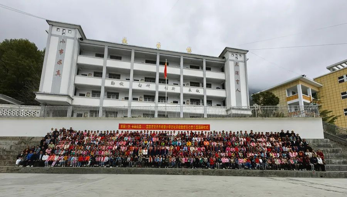 看点补充>正文>爱的萌芽,扎根大山,"孟丹精神"播下希望之种故事的开头