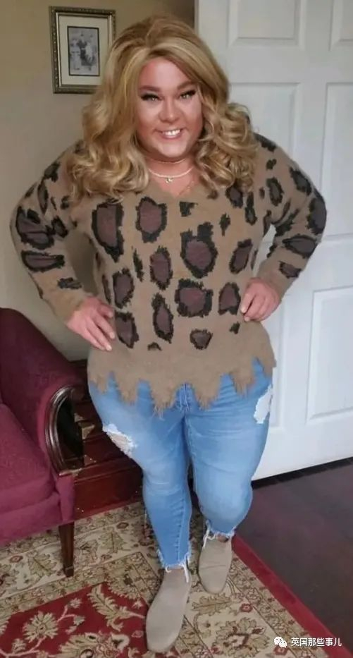 （科普兰的女装照）