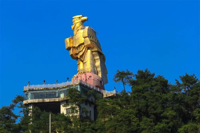 大金鹰位于南山风景区内的鹞鹰岩上,海拔682米,是《鸟瞰新重庆》的首