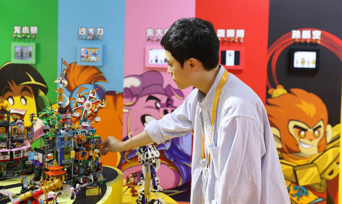 11月6日,在第六届进博会消费品展区乐高集团展台,乐高设计师温笑冬