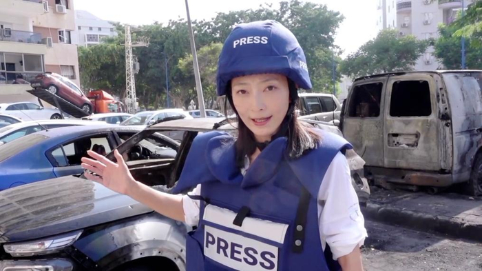 新华社记者王卓伦在报道现场。视频截图