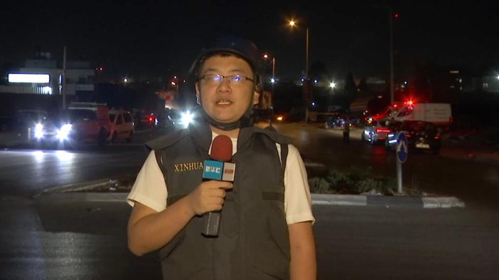 新华社记者柳伟建在报道现场。视频截图