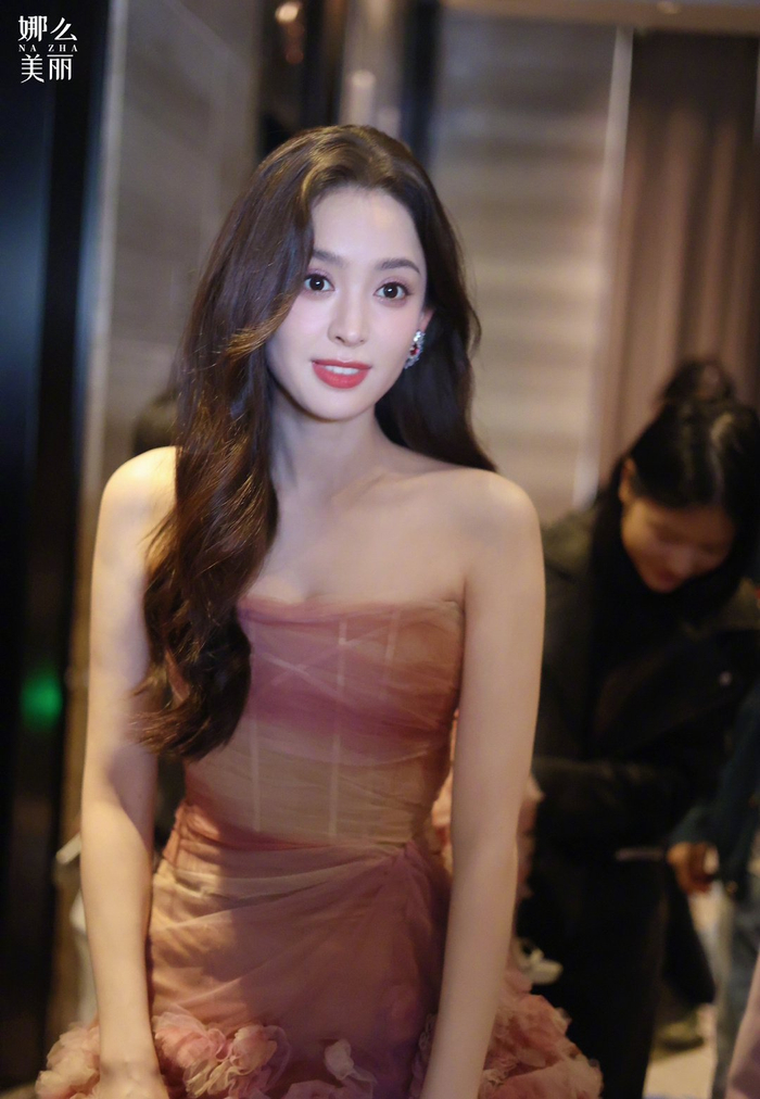 娜扎火星情报局上班路透 最近几套造型美的还以为是去走红毯|古力娜扎