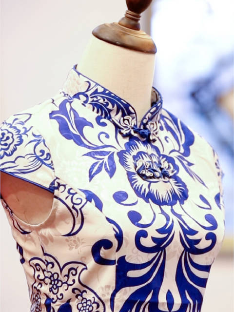 非遗人把剪纸用到服装上怪美的