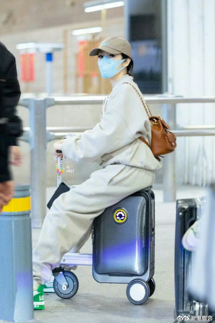 萧亚轩的机场路透照太嫩了!|萧亚轩_新浪新闻