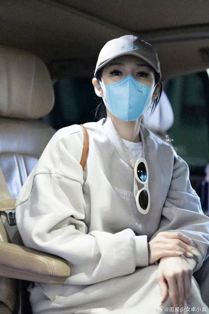 萧亚轩今日机场路透来了,米白色运动服配棒球帽