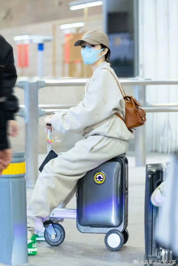 萧亚轩今日机场路透来了,米白色运动服配棒球帽……|萧亚轩|机场路|米