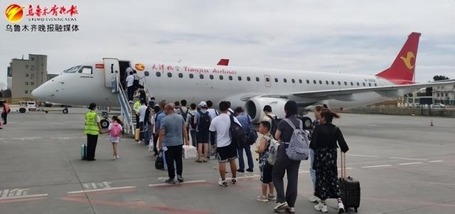 　　旅客正在登机。资料图片