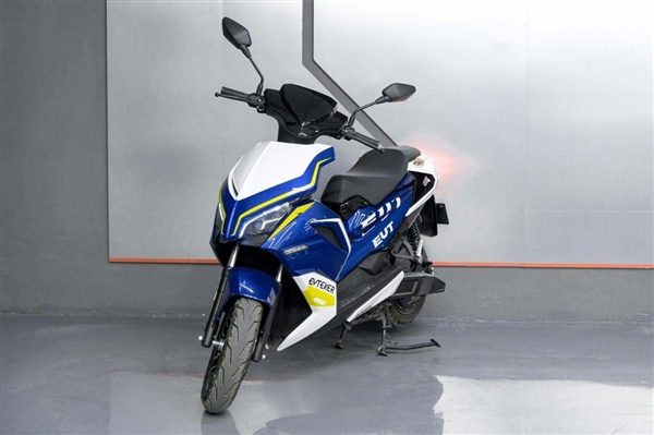 05 分接到通知,在运往米兰国际车展的途中,两款新型电动车"explorer