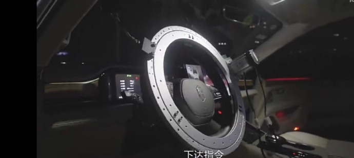 由机器人“驾驶”的测试车辆