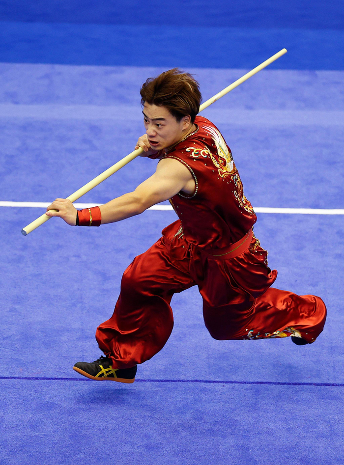 武术套路——大学组男子自选南棍赛况|武术|刘珂|运动会_新浪新闻