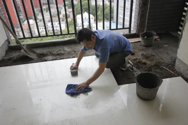 贴瓷砖容易空鼓师傅告诉你正确的贴瓷砖方法