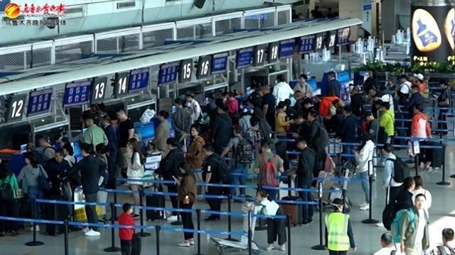 　　旅客正在办理值机手续。资料图片