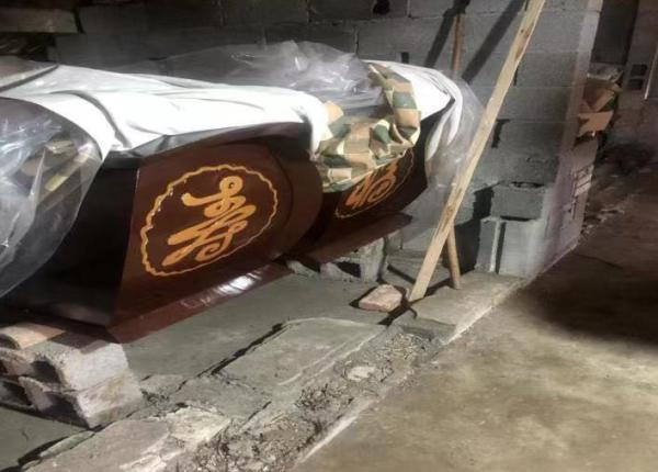 绍兴一村民违规制作、贩卖棺材被查。 越牛新闻客户端 图
