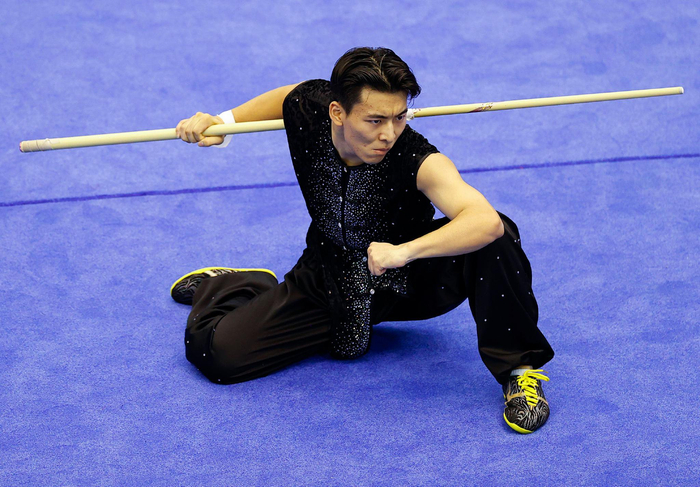 武术套路——大学组男子自选南棍赛况|武术|刘珂|运动会_新浪新闻