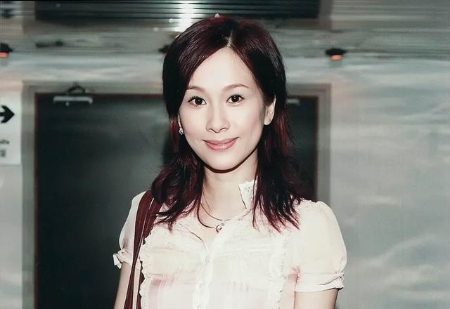 香港知名女星复出拍剧,角色忠奸难辨背景成谜,短发亮相状态冻龄