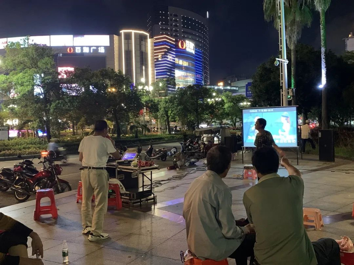 阳江中老年人解锁户外新玩法,露天卡拉ok"火了"!
