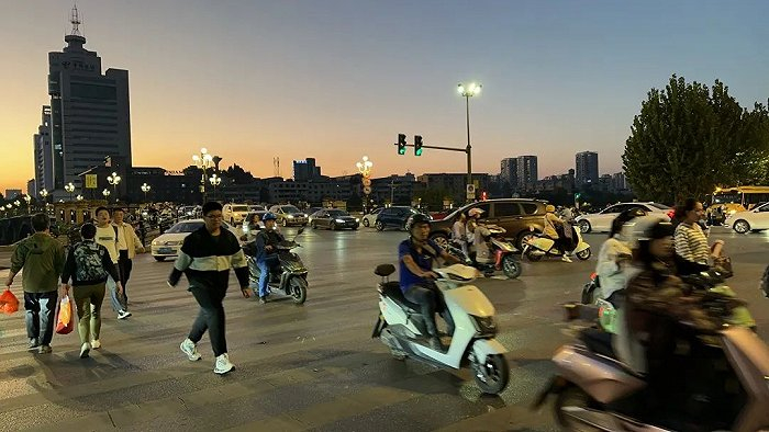 昌江边的十字路口，闲适而不躺平 唐辰拍摄