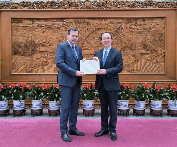 外交部礼宾司司长洪磊分别接受罗马尼亚马来西亚新任驻华大使递交国书