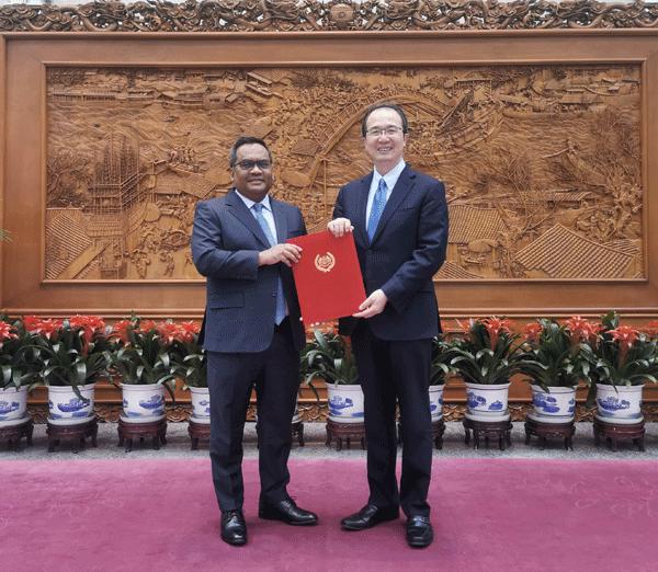 外交部礼宾司司长洪磊分别接受罗马尼亚,马来西亚新任驻华大使递交