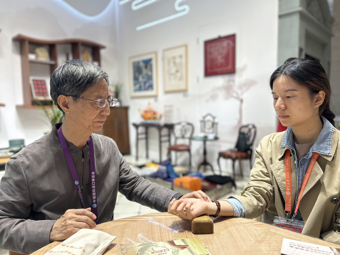 朱鼎成在进博会非遗客厅。