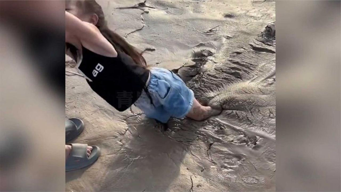 小女孩在黄河滩玩耍陷入淤泥看似好玩实则淤泥能吞人