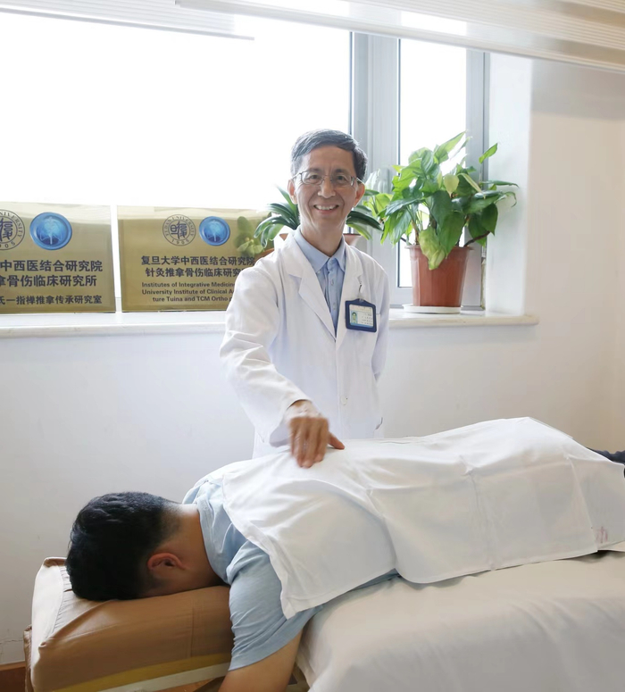 朱鼎成一指禅推摩手法。