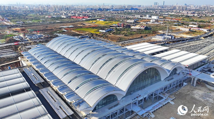 江西省南昌东站站房工程施工现场,工人在加紧推进站前广场,附属道路等