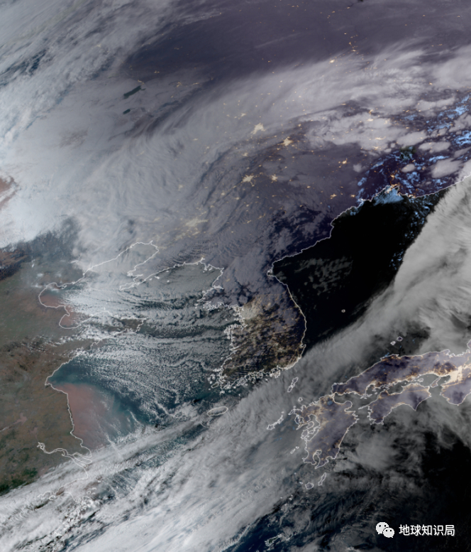 11月6日傍晚，影响东北地区气旋的卫星云图（图：向日葵9号卫星）