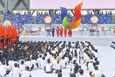 　　四川消防对成都大运会场馆志愿者开展消防双语培训。