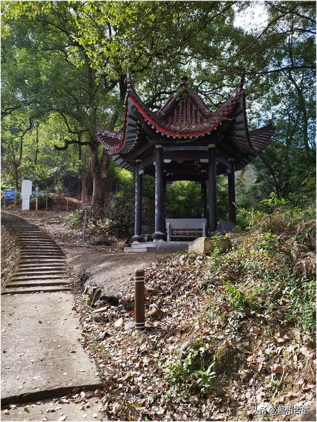 从鹿城区双潮乡(现为山福镇)荫溪潮埠村古码头,经岙底乡的白脚拗村