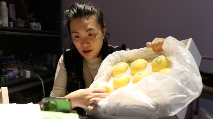 "王岩小心翼翼地拆开包裹的外包装,发现是一箱烟台维纳斯苹果,苹果个