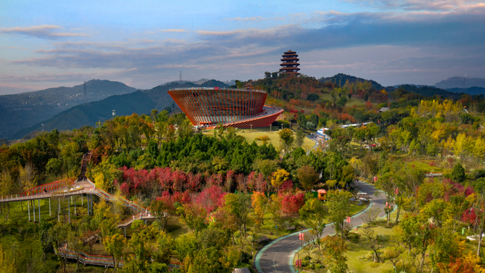 丹景台景区海拔约700米,位于成都龙泉山城市森林公园核心区,这个季节