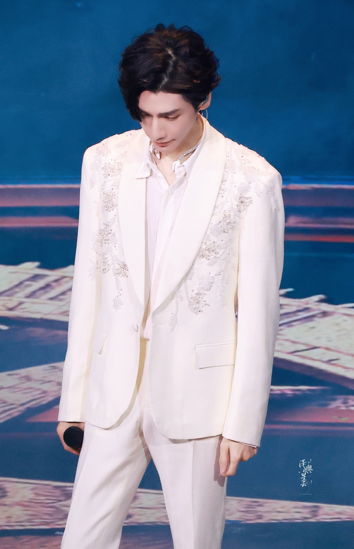 罗云熙今天的白色西装造型,白马王子即视感过分帅气了……|罗云熙