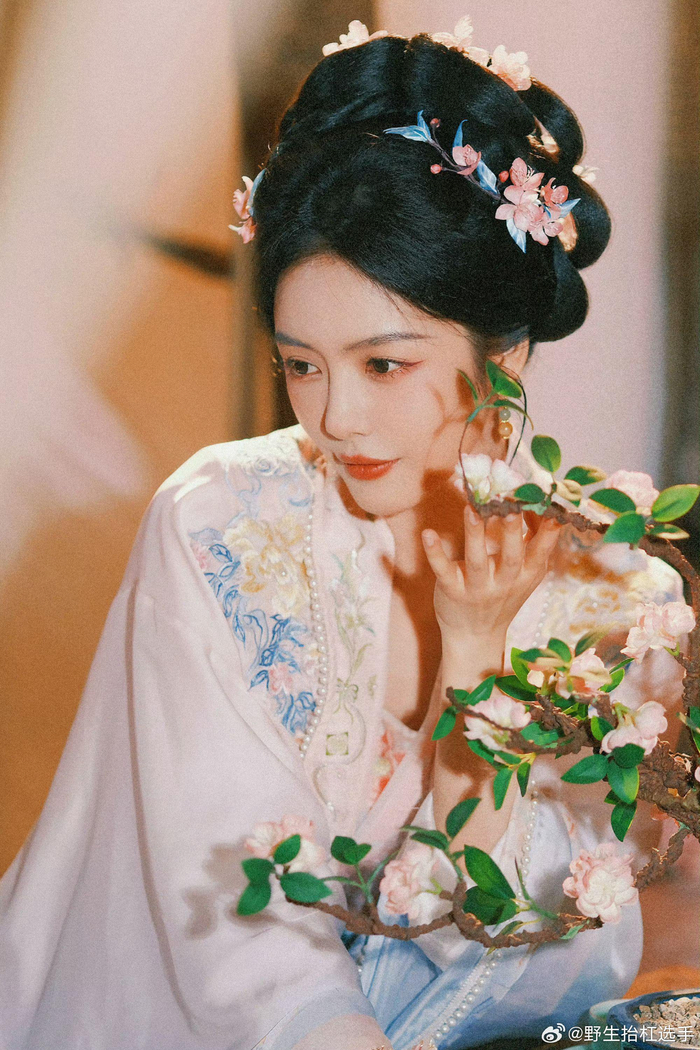 蔡文静这个下雪的古装妆造好美……|蔡文静|下雪|古装_新浪新闻