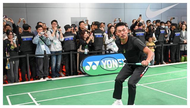 林丹亮相进博会!不仅施展球技,还展示高尔夫才艺,惊艳全场!