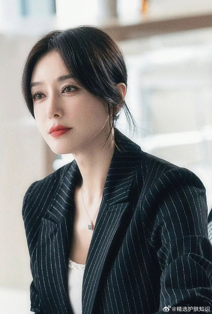 曾经琼瑶阿姨是这么评价秦岚的"秦岚一滴泪,天上一颗星"秦岚不仅眼睛