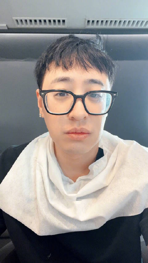 感觉潘玮柏又瘦了,一定是为了狂爱巡演在减重对不对?