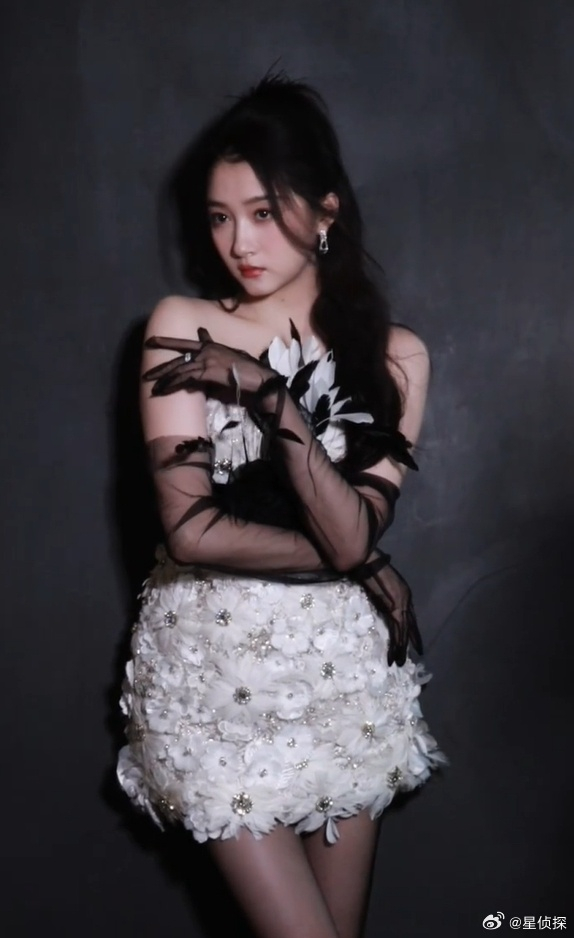 这些都是关晓彤这个九头身比例的小女孩应得的……|关晓彤_新浪新闻