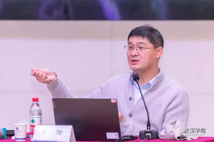 11月9日，应武汉学院法学院邀请，罗翔来校开展《罪刑法定与刑法解释》主题讲座。（武汉学院网站）