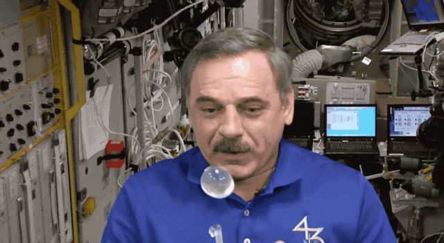 在了解这个问题之前我们来看看现在的宇航员在太空舱里又是如何拉屎和